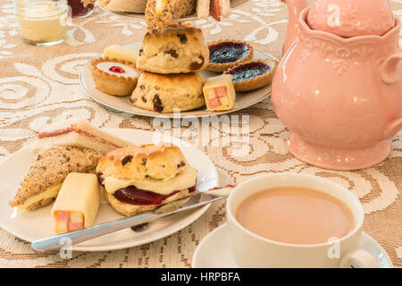 British il tè del pomeriggio con scones Foto Stock