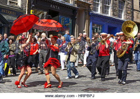 Sfilata del Mardi Gras su Victoria Street, festival jazz e blues di Edimburgo, con la band Criterion New Orleans Parade, Edimburgo, Scozia Foto Stock