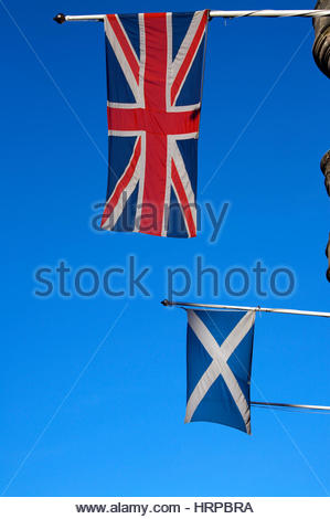 Union Jack e Scottish si intraversa bandiere Foto Stock