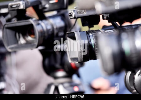 Un sacco di telecamere in una riga la radiodiffusione dal vivo un evento multimediale Foto Stock