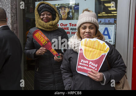 Gli operatori del fast food tengono una conferenza stampa e di rally di fronte a un McDonald's outlet a Broadway a Lower Manhattan per richiedere un "salario vivo" nel settore del fast food. Foto Stock