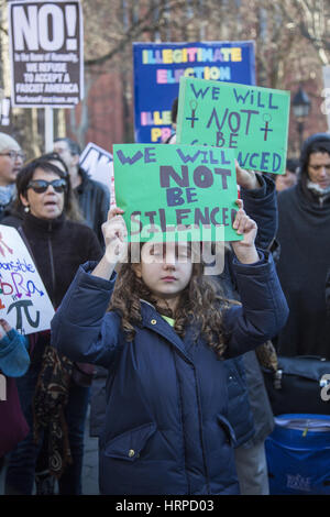 I manifestanti erano in vigore presso la Washington Square per protestare contro l'immigrazione e altre nuove politiche di Trump amministrazione. Foto Stock