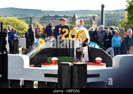 Bingley Canal Festival che celebra il famoso Bingley Aumento di cinque blocchi su di esso il 200 anno centenario. Foto Stock
