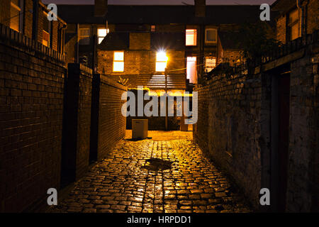 In ciottoli scuro vicolo di notte nei vicoli di Liverpool Regno Unito Foto Stock