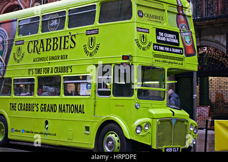 Sponsor autobus SULLE STRADE DI LIVERPOOL PROMUOVERE IL 2016 L'Aintree Grand National cavallo di razza evento. LIVERPOOL REGNO UNITO Foto Stock