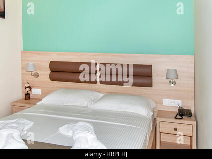 Ampio letto in camera in hotel Foto Stock