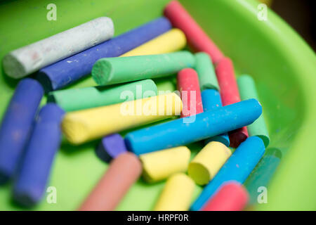 Pezzi di chalk usati per la colorazione su una scheda di Chalk Foto Stock