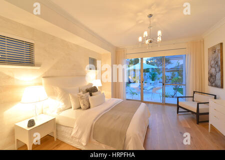 Interno camera da letto twilight colpo di Australiano moderno home Foto Stock