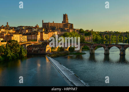 La città di Albi e del fiume Tarn, in Occitanie, Francia. Albi ha dato il nome al Albegensian crociata contro il movimento cataro del XIII secolo. Foto Stock