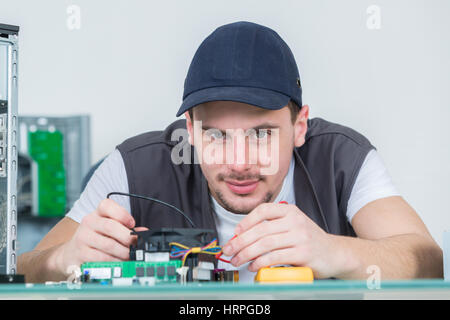 Ingegnere elettronico riparazione dei dispositivi elettronici su computer rotto Foto Stock
