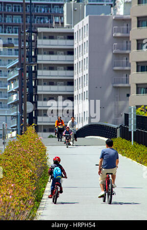 Escursioni in bicicletta su un marciapiede in Koto Tokyo Giappone Foto Stock