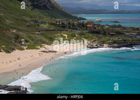 Una vista di Makapu'u spiaggia dalla scenic outlook nel pomeriggio. Foto Stock