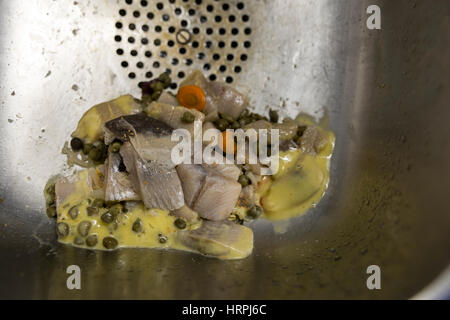 I rifiuti alimentari come pezzi di pesce e i piselli di lavello da cucina close up Modello di Rilascio: No. Proprietà di rilascio: No. Foto Stock