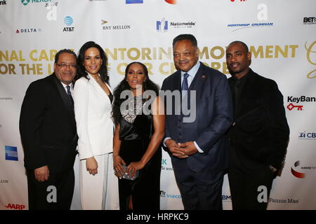 Michael Eric Dyson, Crystal McCrary, Giugno Ambrogio, il reverendo Jesse Jackson e Charles D. re frequentando le cure nazionale Mentoring Movement's seconda annua " per l'amore dei nostri bambini " Gala, a Cipriani 42nd Street a New York City. Dotato di: Michael E Foto Stock