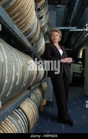 Lussemburgo, Kirchberg, Viviane Reding, commissario europeo per la Società dell Informazione e Media posa per il fotografo in cinema Utopolis theate Foto Stock