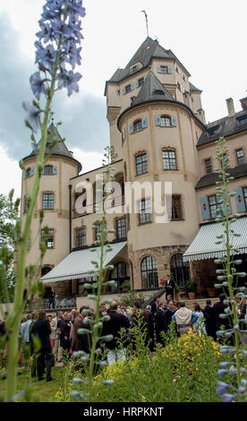 Colmar-Berg, Lussemburgo, vista di Castel Colmar-Berg, residenza del Granduca Henri e la Granduchessa Maria-Teresa, durante una festa in giardino con Luxe Foto Stock