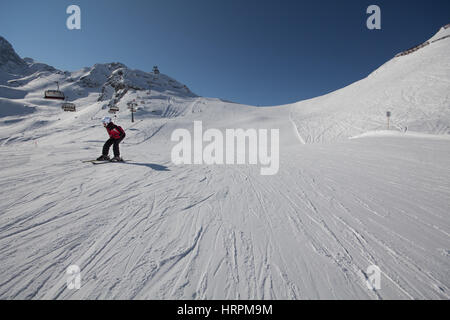 Inverno Sport Resort Montafon. Tempo splendido per sport invernali azione in Austria. Ottima vista su alcune catene montuose e picchi in un fantastico snow l Foto Stock