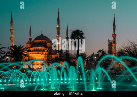 Fontana sulla zona di Sultanahmet in serata Foto Stock