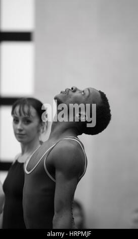 Maschio di ballerina parte di una troupe da English National Ballet alla Tate Britain raffigurante un Picasso del tre danzatori Foto Stock