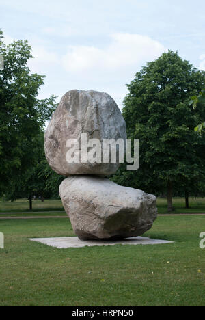 'Rock sulla parte superiore di un altro Rock' scultura da Peter Fischli e David Weiss presso la Serpentine Gallery, Kensington Gardens, Hyde Park Londra Foto Stock