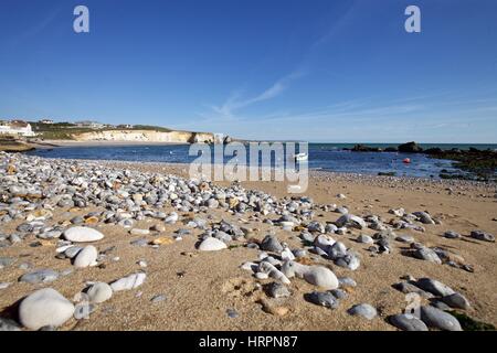 Sulla spiaggia con la bassa marea in una giornata di sole a Freshwater Bay, Isola di Wight Foto Stock