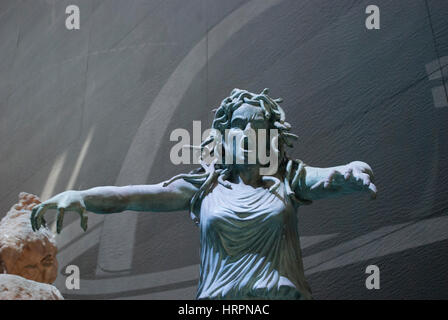 Statua di Medusa nell atrio del Museo Geologico, Londra Foto Stock