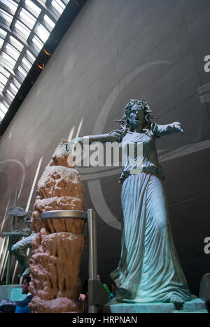 Statua di Medusa nell atrio del Museo Geologico, Londra Foto Stock