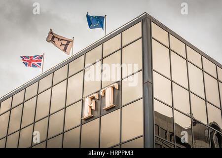 Esterno il colpo di bandiera UE sulla sommità del Financial Times di Londra headquarters building a Southwark Bridge Road, London, Regno Unito Foto Stock