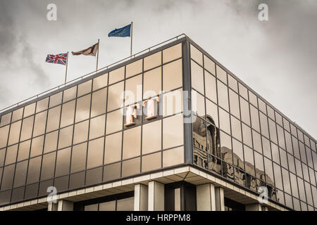 Esterno il colpo di bandiera UE sulla sommità del Financial Times di Londra headquarters building a Southwark Bridge Road, London, Regno Unito Foto Stock