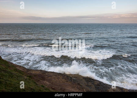 Onde che si infrangono a Filey Brigg sulla costa del North Yorkshire, Inghilterra. Foto Stock