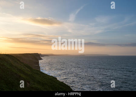 Vista da Filey Brigg lungo la costa per Scaborough sulla costa del North Yorkshire, Inghilterra. Una bella serata sulla costa est. Foto Stock