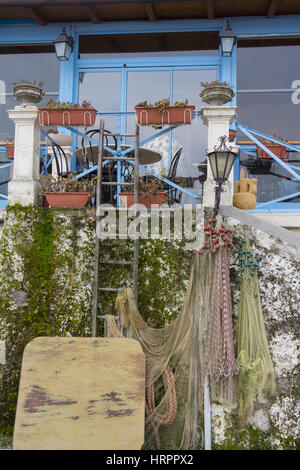 Le reti da pesca appese ad una parete al di sotto di una casa sull Isola dei Pescatori,'isola di pescatori, o Isola Superiore, sul Lago Maggiore,l'Italia. Foto Stock