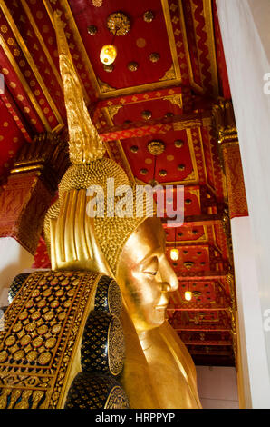 Big golden Buddha reclinato statua in ubosot o cappella di Wat Pa Mok Worawihan tempio per persone che pregano e visitare il 25 gennaio 2017 in Ang Thong, tailandese Foto Stock