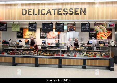 Supermercato Sainsburys in Colne , REGNO UNITO. Contatore Deli Foto Stock