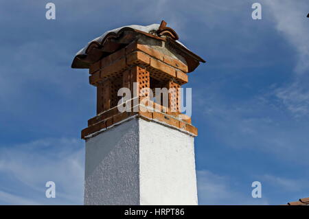 Camino sulla casa tradizionale in piccole città Koprivshtitsa, Bulgaria Foto Stock