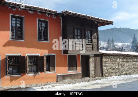 Un quartiere residenziale di autentica vecchie e nuove case bulgara in città Koprivshtitsa, Bulgaria Foto Stock