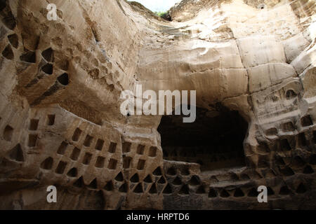 Tipico columbarium antica, una campana grotta scavata dal di sopra del gesso soft rock in cui i fori i piccioni sono state cresciute. Midras Khorvat, Shfela, Inrael. Foto Stock