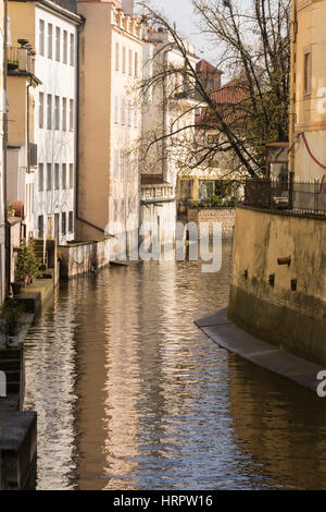 Edifici lungo Certovka (Devil's canale), isola di Kampa, Praga, Repubblica Ceca, Europa Foto Stock