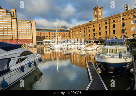 Barche di riflesso nelle acque del rigenerato St Katherines Dock a Londra. Foto Stock
