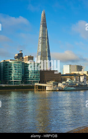 La Shard sulla riva sud del fiume Tamigi a Londra domina lo skyline ed è il più alto edificio della città. Foto Stock