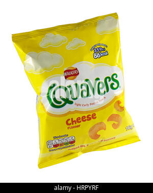 Un 16g packet di scuotipaglia sapore di formaggio Quavers patatine Ricci leggeri Snack di patate isolato su uno sfondo bianco Foto Stock