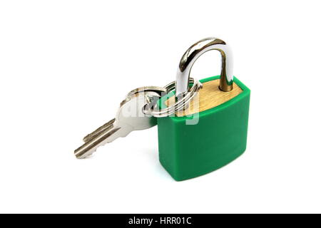 Lucchetto verde, bloccato con due chiavi su sfondo bianco Foto Stock