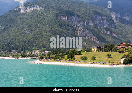 Spiaggia privata sul lago di Molveno in Trentino in Italia, Europa Foto Stock