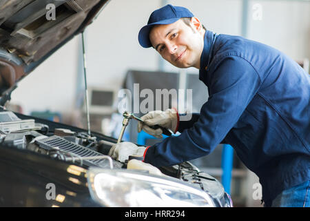 Riparazione meccanica di un auto Foto Stock