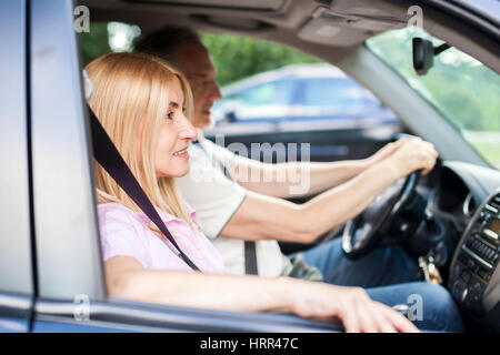 Coppia matura che viaggiano in auto Foto Stock