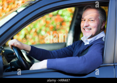 Uomo maturo alla guida della sua auto Foto Stock