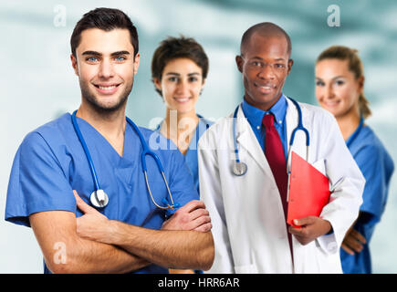 Un gruppo di giovani medici sorridente Foto Stock