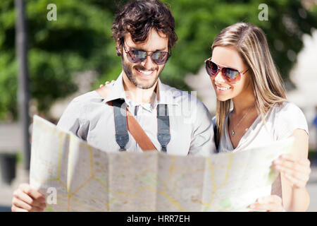 Felici turisti giovane azienda mappa Foto Stock