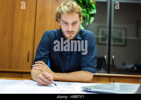 Ritratto di un ingegnere lavorando su un progetto nel suo ufficio Foto Stock