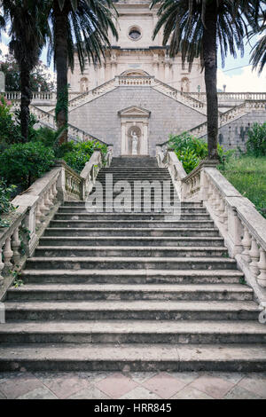 Le scale di pietra che conduce alla chiesa Foto Stock